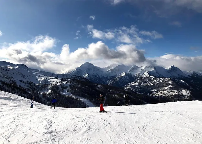 Clotes Modern Apartment, 50m From Slopes - Sleeps 6-8, 2 Bath - Sauzeholiday Oulx