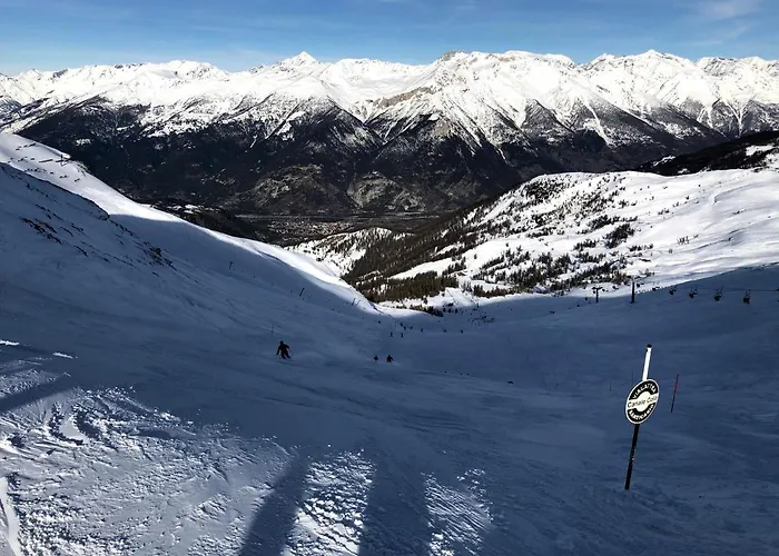 Clotes Modern Apartment, 50m From Slopes - Sleeps 6-8, 2 Bath - Sauzeholiday Oulx